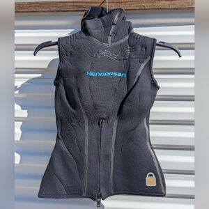 Henderson Aquatics girl's vest with hood and flow vent wetsuit